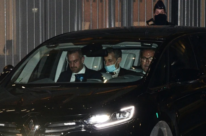 L'ancien président Nicolas Sarkozy (C) quitte le tribunal de Paris le 7 décembre 2020