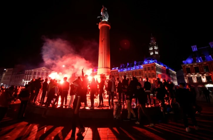 Les supporters lillois fêtent la victoire de leur club, sacré champion de France de L1, le 23 mai 2021 à Lille
