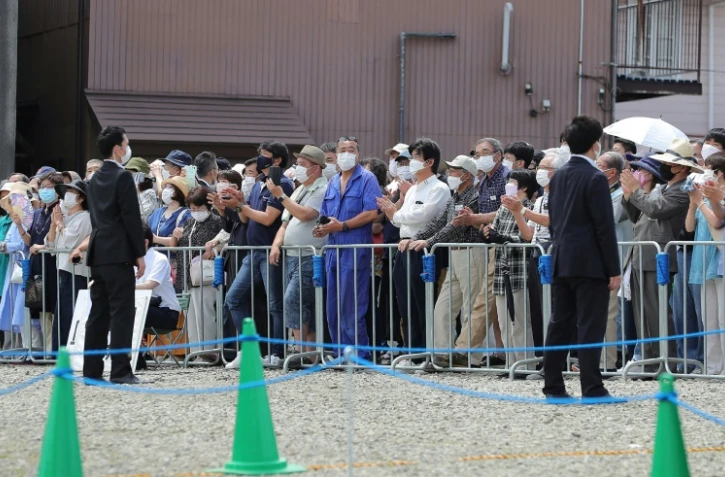 Des électeurs assistent à un meeting électoral sous haute surveillance, à la veille des élections sénatoriales au Japon à Fujiyoshida, le 9 juillet 2022