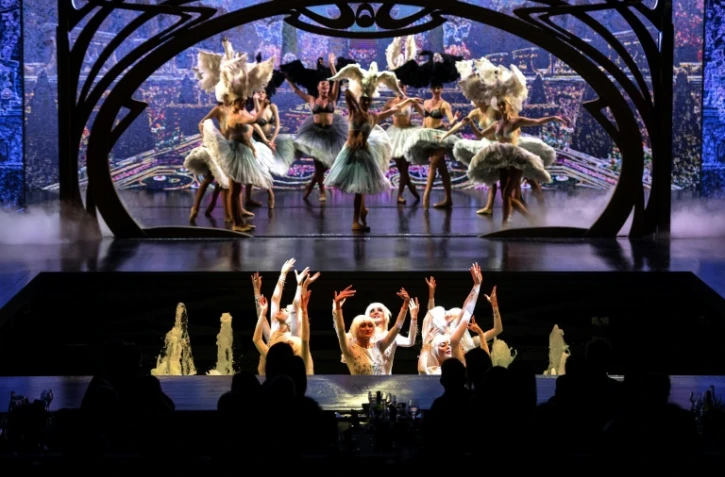 La troupe du Lido  le 10 septembre  2019 sur scène au cabaret parisien