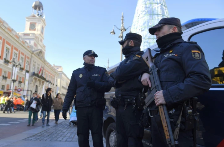 La police espagnole en faction sur la Puerta del Sol, lieu emblématique de Madrid où des milliers de personnes s'apprêtent à célébrer le Nouvel An, le 30 décembre 2016