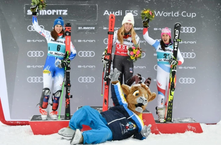 Mikaela Shiffrin, sur la plus haute marche du podium du slalom parallèle de Saint Moritz, devant Petra Vlhova (g) et Wendy Holdener, le 9 décembre 2018.