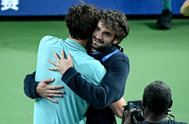 Le Français Arthur Rinderknech (G) et son cousin, le Monégasque Valentin Vacherot, s'enlacent après leur qualification respective pour la finale du Masters 1000 de Shanghai, le 11 octobre 2025