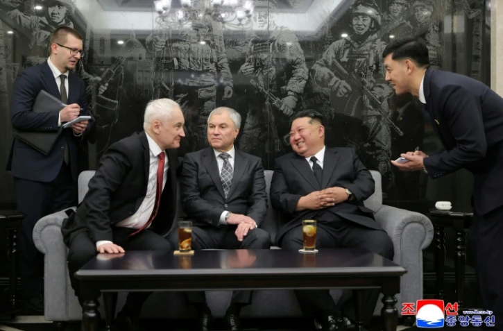 Photo prise le 26 avril 2026 et diffusée par l'agence de presse nord-coréenne KCNA montrant le dirigeant nord-coréen Kim Jong Un (2e d) en compagnie du président de la Douma russe, Viatcheslav Volodine (c), et du ministre russe de la Défense, Andreï Belooussov (2e g) à Pyongyang
