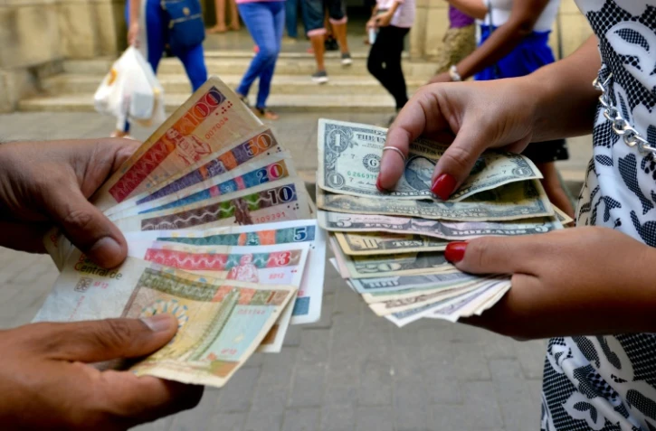 Des billets cubains (CUC) (g) et des dollars dans une rue de La Havane, le 10 décembre 2019