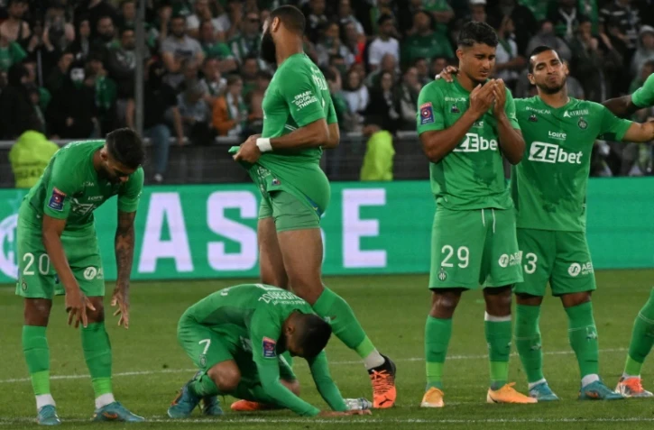 La déception des Stéphanois, battus à domicile par Auxerre lors du barrage retour L1/L2, le 29 mai 2022 au Stade Geoffroy-Guichard