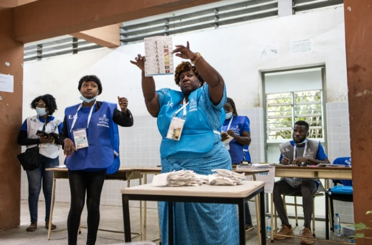Dépouillement des bulletins de vote, le 24 août 2022 à Luanda