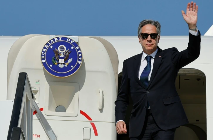 Le secrétaire d'Etat américain Antony Blinken embarque à bord d'un avion à l'aéroport Ben Gurion de Tel Aviv le 5 novembre 2023