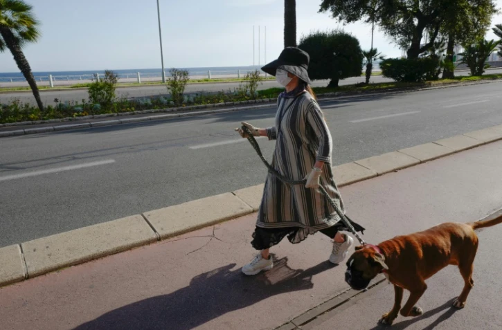 Une femme sur la Promenade des Anglais à Nice, le 8 mai 2020