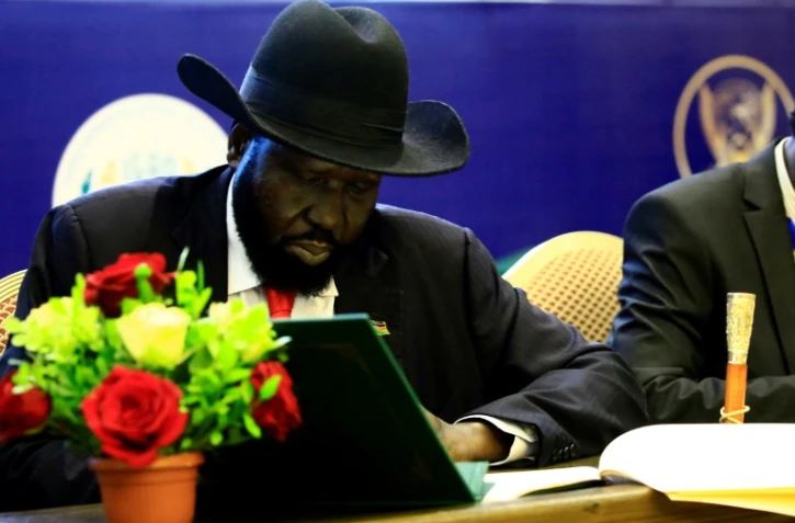 Le président du Soudan du Sud Salava Kiir signe un accord de partage du pouvoir à Khartoum le 5 août 2018