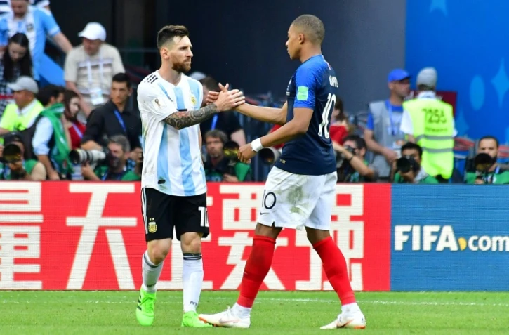 Le Français Kylian Mbappé (d) serre la main à l'Argentin Messi lors de la victoire de la France en 8e de finale du Mondial le 30 juin 2018