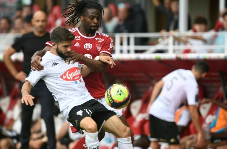 Angers et Jimmy Cabot, marqué par Jean-Kévin Duverne, ont été freinés par le Stade Brestois en Bretagne, le 12 septembre 2021  