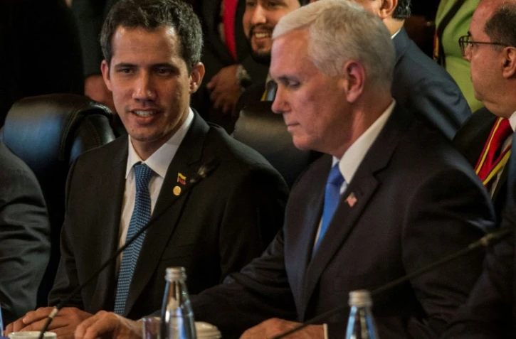 L'opposant vénézuélien Juan Guaido (G) avec le vice-président américain Mike Pence (D) à Bogota le 25 février 2019