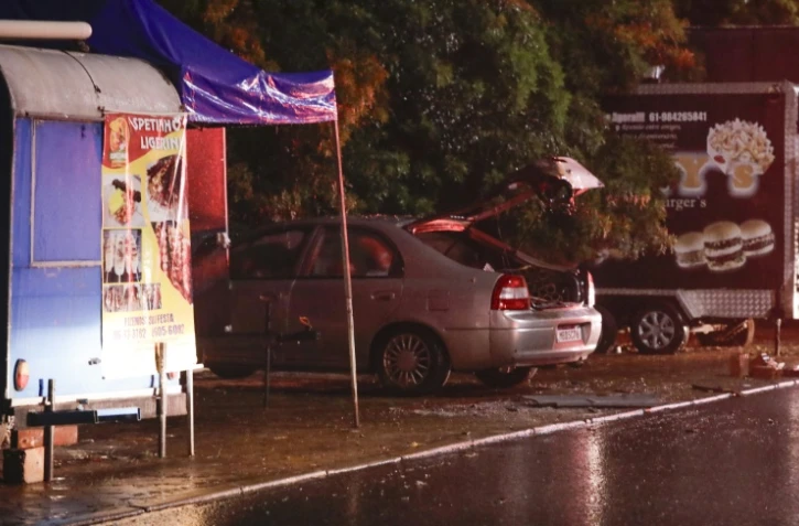 Une voiture endommagée photographiée à l'emplacement d'une explosion survenue près d'une annexe de la Chambre des députés du Brésil, le 13 novembre 2024 à Brasilia