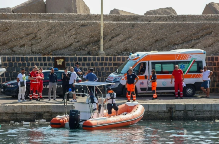 Un bateau des garde-côtes se prépare à rechercher six personnes disparues après avoir récupéré le corps d'une victime du naufrage d'un voilier de luxe au large de Porticello, le 19 août 2024 en Sicile