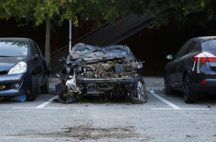 Photo prise le 7 octobre 2015 montrant des voitures endommagées par les intempéries du week-end précédent à Cannes 