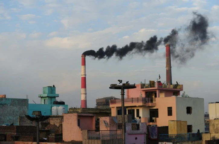 De la fumée s'échappe des cheminées d'une centrale thermique à New Delhi, le 20 mars 2015 en Inde