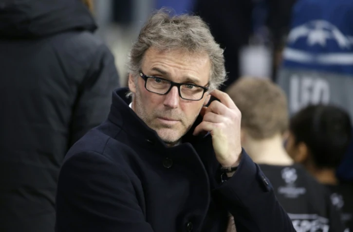 L'entraîneur du PSG Laurent Blanc suit le match contre Chelsea en Ligue des champions au Parc des Princes, le 16 février 2016