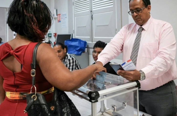 Dans un bureau de vote de Cayenne en Guyane, le 17 juin 2017