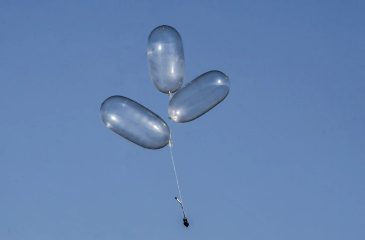 Des ballons incendiaires sont lâchés depuis Gaza par le Hamas vers Israël, le 21 août 2020