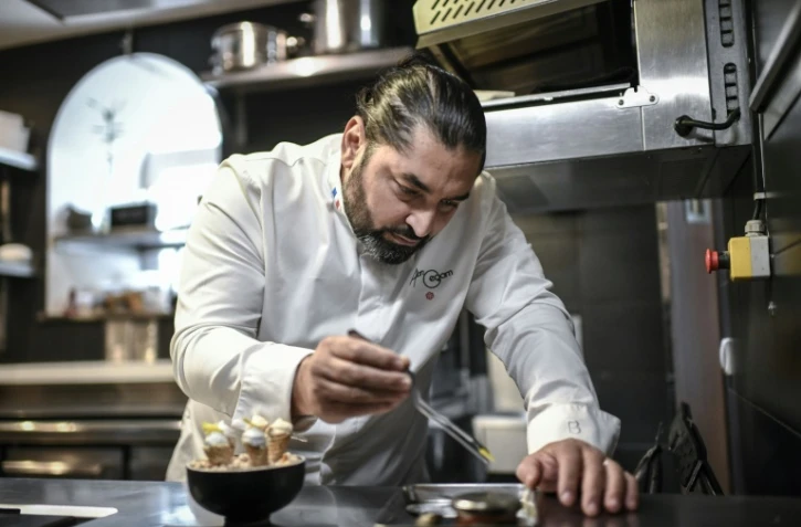 Le chef libanais Alan Geaam dans son restaurant étoilé éponyme à Paris, le 22 décembre 2022