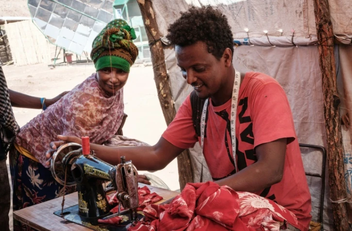Le tailleur éthiopien Omar Ibrahim aide les réfugiés du camp d'Oum Raquba (Soudan), le 9 décembre 2020