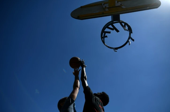 Des joueurs de basket à Paris le 19 mai 2020