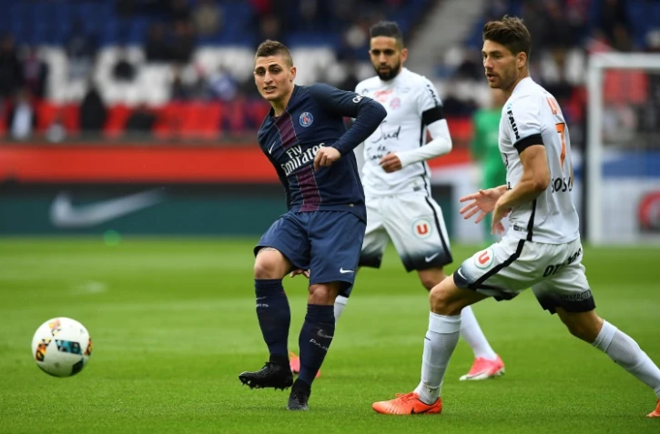 Le milieu de terrain du PSG Marco Verratti (g) face à Montpellier, le 22 avril 2017 au Parc des Princes