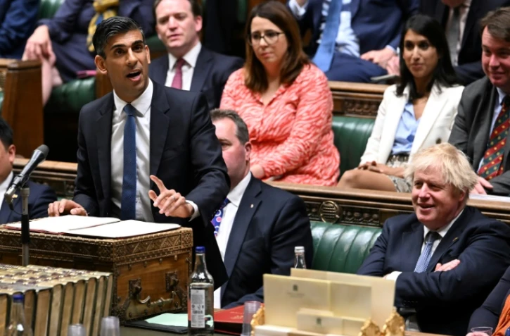 L'ex-ministre britannique des Finances Rishi Sunak s'exprime à la Chambre des communes le 26 mai 2022 à Londres au côté du Premier ministre Boris Johnson
