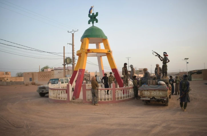 Des rebelles touareg du Front de libération de l'Azawad (FLA) sont rassemblés sur un rond-point à Kidal, dans le nord du Mali, le 26 avril 2026