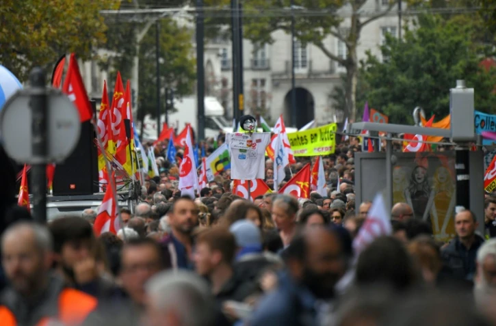 Des cheminots aux enseignants, une fin de semaine marquée par grèves et manifestations
Ci-contre, grève des fonctionnaires à Nantes, le 10 octobre 2017