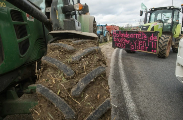 Des agriculteurs bloquent une route nationale à Vesoul pour protester contre la baisse des prix de vente de leurs produits, le 29 janvier 2016