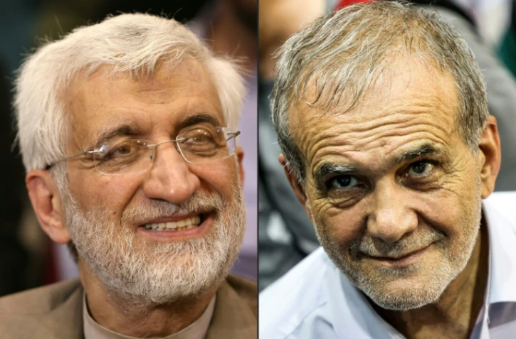 Photo montage fait le 29 juin 2024 montrant des photos d'archive des deux candidats qualifiés pour le second tour de l'élection présidentielle en Iran, l'ultraconservateur Saïd Jalili (G) et le réformateur Massoud Pezeshkian (D)