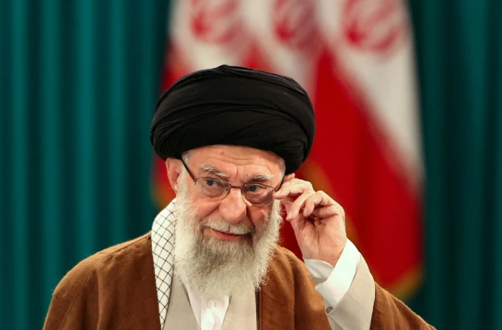 L'ayatollah Ali Khamenei durant une conférence de presse organisée pendant les législatives iraniennes, à Téhéran, le 10 mai 2024