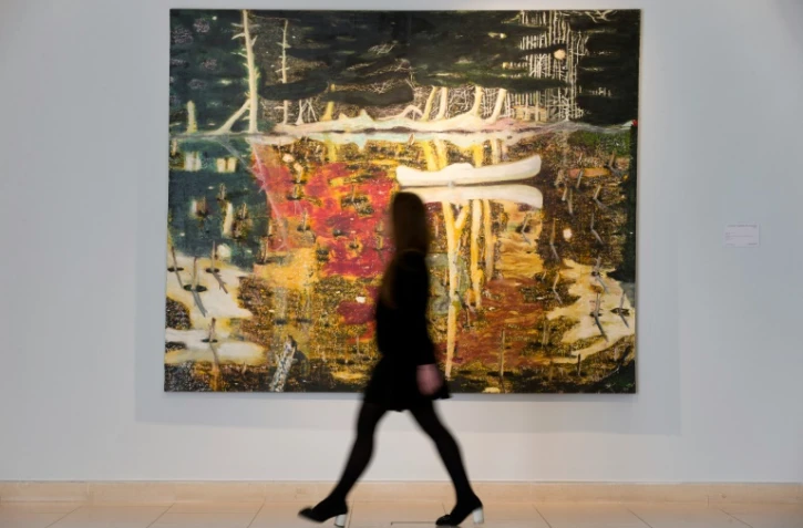 L'oeuvre de l'artiste britannique Peter Doig "Swamped" (submergé en français) exposée lors d'une présentation à la presse avant une ventre aux enchères Christie's, à Londres, le 10 avril 2015