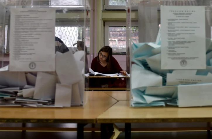 Des membres de la commission électorale serbe dans un bureau de vote de Belgrade, le 24 avril 2016