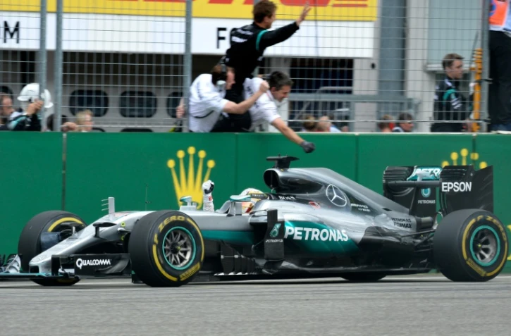 Le Britannique Lewis Hamilton (Mercedes) franchit en tête la ligne d'arrivée du GP d'Allemagne de F1 sur le circuit d'Hockenheim, le 31 juillet 2016