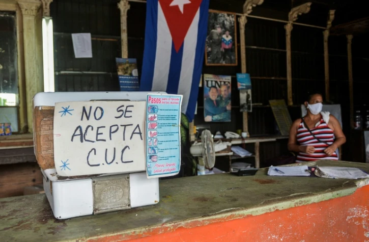 Une affiche indique "Les CUC ne sont pas acceptés" dans une épicerie de La Havane, le 15 septembre 2020 à Cuba