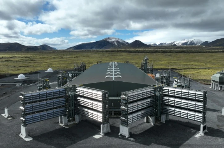 L'usine de la start-up suisse Climeworks Ă Hellisheidi, le 8 mai 2024 en Islande