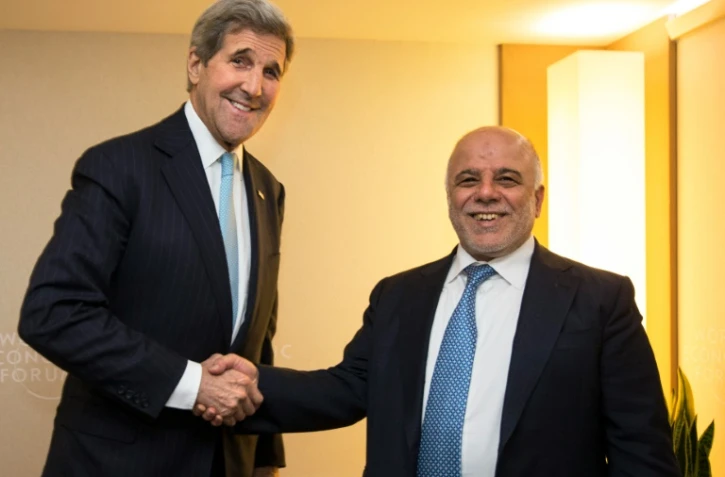 Le secrétaire d'Etat américain, John Kerry (g), et le Premier ministre irakien, Haider al-Abadi, le 21 janvier 2016 à Davos