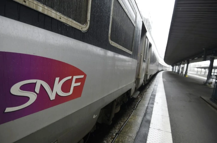 La nouvelle carte jeunes, Happy Card, permettra aux 16-27 ans de voyager de manière illimitée dans les TGV et les Intercités moyennant 79 euros par mois