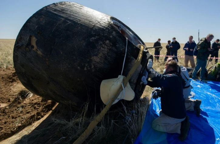 Photo diffusée par l'Agence spatiale russe Roscosmos du retour sur Terre de l'équipage de l'ISS à bord de la capsule Soyouz, le 17 avril 2020 à Jezkazgan, au Kazakhstan