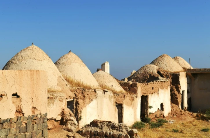 Des maisons de terre traditionnelles à coupole dans le village d'Oum Amouda Kabira, dans la province d'Alep, en Syrie, le 11 août 2023