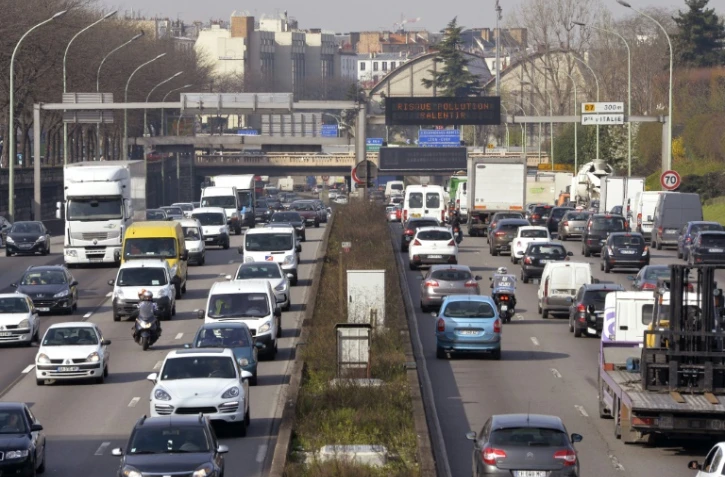 Un panneau sur le périphérique parisien indique "Risque pollution ralentir" le 10 avril 2015