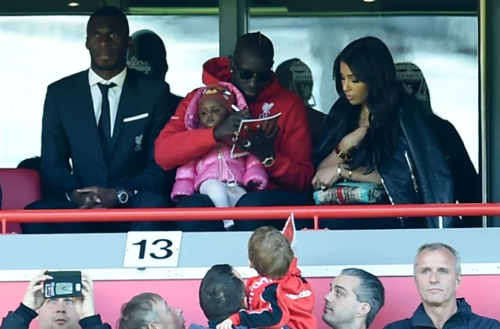 Mamadou Sakho, écarté du groupe Liverpool, signe un autographe, en tribune à Anfield, avant le match face à Newcastle, le 23 avril 2016 