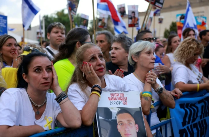 Des Israéliens attendent la libération des otages encore retenus à Gaza, sur la place des Otages à Tel-Aviv, tôt le 13 octobre 2025