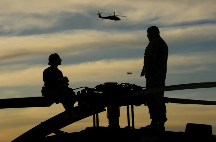 Deux pilotes d'hélicoptères américains, le 20 mars 2011, sur la base de Kandahar d'où les Etats-Unis se sont complètement retirés en mai 2021