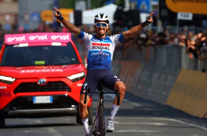 Le coureur français de la Soudal-Quick Step Julian Alaphilippe lève les bras à l'arrivée de la 12e étape du Tour d'Italie, le 16 mai 2024 à Fano (centre-est)