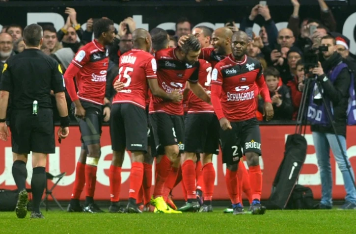 Les joueurs de Guingamp se congratulent après un but contre le PSG, le 17 décembre 2016 au Roudourou