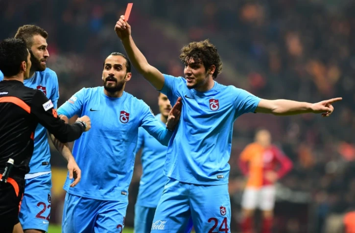 Salih Dursun, joueur de Trabzonspor, montre un carton rouge à l'arbitre Deniz Ates Bitnel lors du match de championnat turc face à Galatasaray, le 21 février 2016 à Istanbul